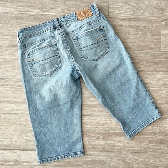 American Eagle Vintage Light Wash Denim Distressed Capri Bermuda Knee Shorts 6 - Picture 3 of 8